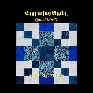 Pode incluir: Um bloco de colcha quadrado com um design "Charming Chain". O bloco apresenta um padrão de quadrados de tecido branco, azul escuro e azul estampado. O texto "Charming Chain, Quilt Block" está no topo.