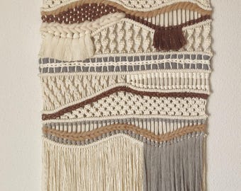 Handgefertigter Makramee-Wandteppich, textile Wanddekoration, aus neutralen Garnen gewebt, für Wohnzimmer, Schlafzimmer oder Eingangsbereich.