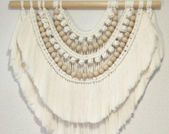 Makramee-Wandteppich, natürliche Textilkunst, handgemachtes Makramee-Dekor, böhmischer Wandbehang, gewebter Wandteppich aus Baumwolle.
