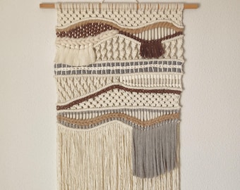 Tapiz de macramé hecho a mano, decoración de pared textil, colgante tejido en hilos neutros para salón, dormitorio o entrada.