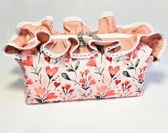 Gesteppte Kosmetiktasche mit Rüschen, Romantische Kulturtasche mit Blumenherz, Handgefertigte Kosmetiktasche, Reise-Kosmetik-Organizer