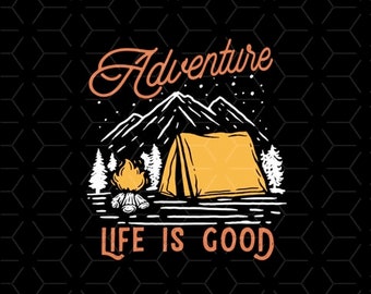 Peut inclure: Une illustration en noir et blanc d'une scène de camping avec une tente, un feu de camp et des montagnes en arrière-plan. Le texte "Adventure Life is Good" est écrit sous l'image.