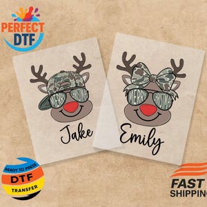 以下が含まれることがあります： クリスマスをテーマにした2つのDTF転写。サングラスをかけたトナカイの顔が特徴で、レンズには「Merry Christmas」と書かれています。片方は迷彩柄の帽子、もう片方は迷彩柄のリボン。名前は「Jake」と「Emily」が下にあります。