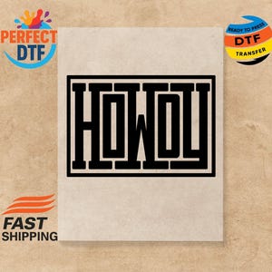 Puede incluir: Un diseño en blanco y negro "HOWDY" dentro de un rectángulo negro. El diseño está centrado en un fondo de color beige claro. La imagen también incluye el texto "PERFECT DTF" y "READY TO PRESS DTF TRANSFER".