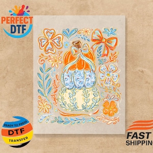 Könnte beinhalten: Ein farbenfroher DTF-Transfer mit einem gestapelten Kürbis-Design mit floralen und Schleifen-Akzenten. Die Kürbisse sind orange, blau und gelb, umgeben von orangefarbenen, blauen und gelben floralen Elementen. Der Text "PERFECT DTF" und "READY TO PRESS DTF TRANSFER" ist ebenfalls sichtbar.