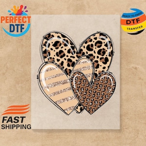 Pode incluir: Um design com quatro corações com um padrão de leopardo e listras bege. Os corações são delineados em preto. A imagem inclui o texto "PERFECT DTF" e "READY TO PRESS DTF TRANSFER".
