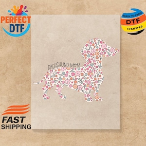 Puede incluir: Un fondo beige presenta una silueta de perro salchicha llena de un estampado floral en rosa, naranja y blanco. Las palabras "DACHSHUND MOM" están encima del perro. La imagen también incluye el texto "PERFECT DTF" y "READY TO PRESS DTF TRANSFER".