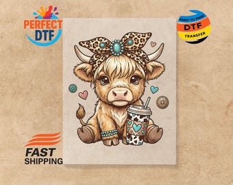 Puede incluir: Una transferencia DTF con una ilustración de una vaca highland con una diadema de estampado de leopardo, una piedra turquesa y una pulsera de cuentas. La vaca sostiene un vaso con estampado de manchas y corazones turquesas, rodeado de corazones.