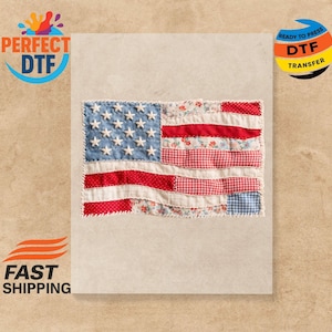 以下が含まれることがあります： 赤と白のストライプと青い星のフィールドを持つ、布製の星条旗のデザイン。旗は様々な模様の生地で作られています。画像には「PERFECT DTF」、「READY TO PRESS DTF TRANSFER」、および「FAST SHIPPING」というテキストも含まれています。