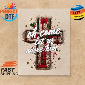 Puede incluir: Un diseño de cruz navideña con las palabras "Oh come let us adore him" en escritura blanca. La cruz presenta un patrón de cuadros, acebo y un bastón de caramelo. Los lazos rojos y las estrellas doradas añaden acentos festivos.
