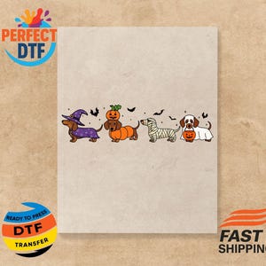Pode incluir: Um gráfico com tema de Halloween com quatro cães dachshund fantasiados: uma bruxa, uma abóbora, uma múmia e um fantasma segurando uma lanterna. A imagem inclui morcegos e o texto "PERFECT DTF" e "READY TO PRESS DTF TRANSFER".