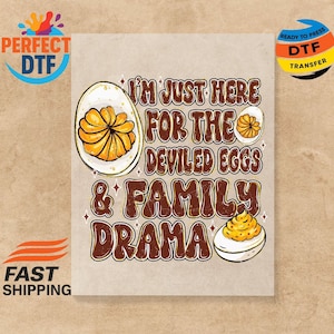 Könnte beinhalten: Beige DTF-Transfer mit dem Text "I'M JUST HERE FOR THE DEVILED EGGS & FAMILY DRAMA" in Braun und Weiß. Das Design enthält Illustrationen von gefüllten Eiern. Logos für "Perfect DTF" und "Ready to Press DTF Transfer" sind ebenfalls vorhanden.