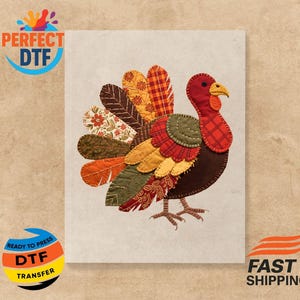 以下が含まれることがあります： 様々な模様と質感が特徴的な、パッチワークスタイルのカラフルな七面鳥のデザイン。七面鳥は赤い頭と肉垂れ、黄色のくちばし、オレンジ、黄色、茶色、緑色の羽の扇を持っています。「READY TO PRESS DTF TRANSFER」の文字が含まれています。
