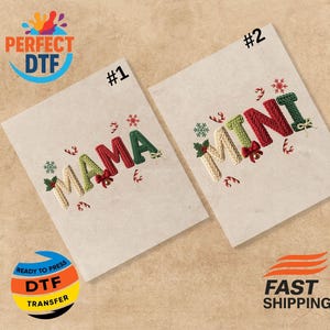Könnte beinhalten: Zwei Wärmeübertragungsdesigns auf Pergamentpapier. Eines zeigt "MAMA" in roten, grünen und cremefarbenen Buchstaben mit Weihnachtsakzenten. Das andere zeigt "MINI" in ähnlichen Farben. Beide haben ein festliches Thema.