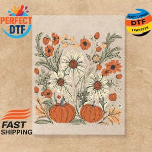 Può includere: Un design floreale con margherite bianche, fiori arancioni e due zucche. L'opera d'arte ha uno sfondo neutro e include il testo "PERFECT DTF" e "READY TO PRESS DTF TRANSFER". Ideale per progetti a tema autunnale.