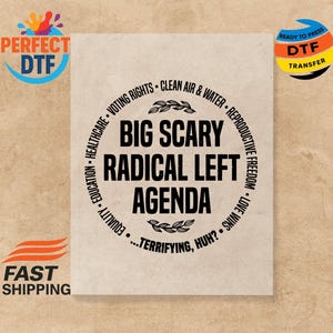 Puede incluir: Una impresión rectangular beige con el texto "BIG SCARY RADICAL LEFT AGENDA" en negrita negra. El texto está rodeado por un diseño circular con frases como "Derechos de voto" y "Libertad reproductiva". La impresión también incluye el texto "...Terrifying, Huh?"