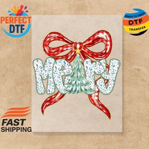 Puede incluir: Un diseño navideño festivo con la palabra "MERRY" en una fuente caprichosa, un árbol de Navidad y un lazo a cuadros rojo. El diseño incluye el texto "PERFECT DTF" y "READY TO PRESS DTF TRANSFER".