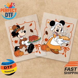 Könnte beinhalten: Zwei Thanksgiving-DTF-Transfers mit Micky und Minnie Maus. Micky, als Pilgrim verkleidet, trägt einen Truthahn. Minnie, in Haube und Schürze, hält einen Kuchen. Kürbisse und Herbstblätter schmücken den Hintergrund. Die Transfers sind sofort einsatzbereit.