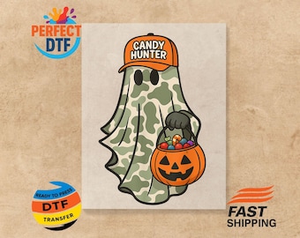 Könnte beinhalten: Ein Cartoon-Geist mit einer orangefarbenen Kappe mit der Aufschrift "CANDY HUNTER" und einem Tarnmuster. Der Geist hält einen orangefarbenen Kürbis-Korb voller Süßigkeiten. Ein lustiges Halloween-Design.