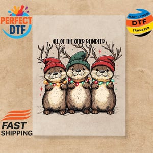 Può includere: Un'illustrazione stravagante presenta tre lontre vestite per le feste. Ogni lontra indossa un cappello festivo e una ghirlanda di luci. Il testo "ALL OF THE OTHER REINDEER" è sopra le lontre. L'immagine è su uno sfondo marrone chiaro.