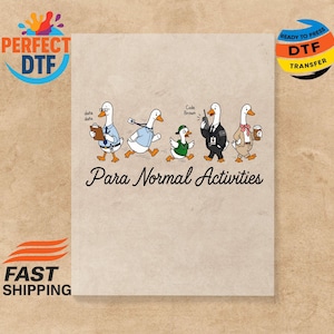 Puede incluir: Una hoja de transferencia rectangular con una ilustración de cinco patos vestidos con ropa de oficina. El texto "Para Normal Activities" está impreso debajo de los patos. Cada pato se muestra con accesorios únicos como un portapapeles, café o una radio.