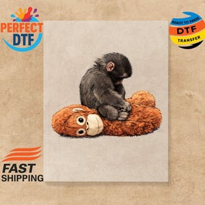 Könnte beinhalten: Digitaler Transfer mit einem grauen Affen, der auf einem braunen Teddybären sitzt. Der Bär hat eine weiße Schnauze und große, runde Augen. Das Bild enthält den Text "PERFECT DTF" und "READY TO PRESS DTF TRANSFER".