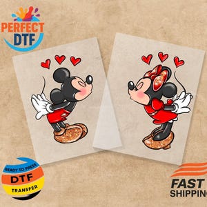 Könnte beinhalten: Zwei DTF-Transferbögen mit Mickey und Minnie Mouse in einer Kusspose, mit roten Herzen über ihren Köpfen. Mickey trägt rote Shorts und goldene Schuhe. Minnie trägt ein rotes Kleid und eine Schleife mit goldenen Schuhen. Der Text "READY TO PRESS DTF TRANSFER" ist sichtbar.
