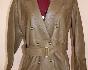 Könnte beinhalten: Eine braune Lederjacke mit doppelreihigem Verschluss, einem Gürtel und goldfarbenen Knöpfen.