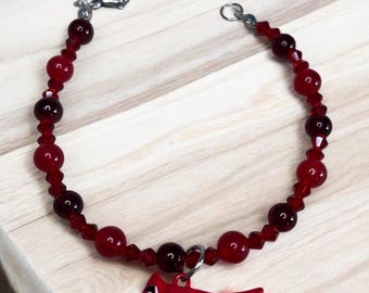 Pulsera de cuentas con dije de cardenal