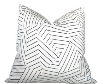 Funda de almohada de lino a rayas deconstruidas en color negro, fundas de almohada de diseño, cojines decorativos, cojines para interior y exterior, F Schumacher Textiles