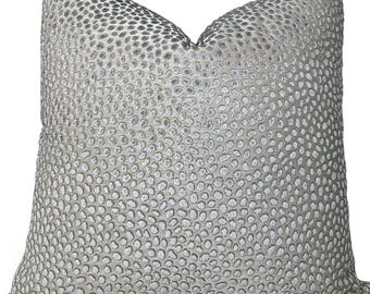 Funda de almohada Cosma con lunares en ópalo. Fundas de almohada de diseño. Almohadas decorativas. Almohadas hechas a mano en todos los tamaños.