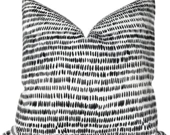 Capa de Almofada Dashes em Preto Meia-Noite, Capas de Almofadas de Designer, Almofadas Decorativas, Rebecca Atwood Textiles