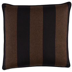Op de afbeelding: Een bruin en zwart gestreept kussen met een zwarte rand.