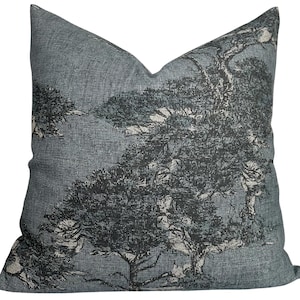 Puede incluir: Cojín cuadrado con un diseño de árbol gris y negro. El cojín presenta una ilustración detallada de un árbol sobre un fondo texturizado. El cojín es de forma cuadrada y está diseñado para la decoración del hogar.