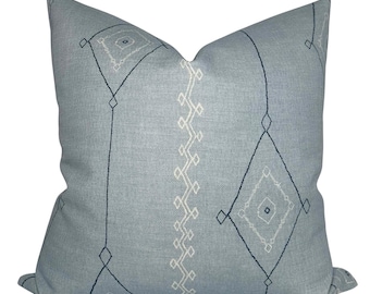 Khyber-Kissenbezug in Himmelblau, Designer-Dekokissen, Peter Dunham Textiles