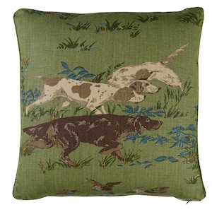 Könnte beinhalten: Quadratisches Kissen mit grünem Hintergrund und einem Muster von Hunden auf einem Feld. Die Hunde sind braun und weiß, und das Feld hat blaue und grüne Akzente. Das Kissen hat einen durchgehenden grünen Rand.