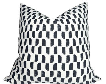 Fundas de almohada Akio de 56 x 56 cm en negro, listas para enviar. Fundas de almohada decorativas de diseño.