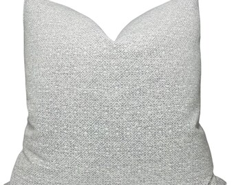 Poszewka na poduszkę Sarong w kolorze szarym, designerskie poduszki dekoracyjne, tekstylia Schumacher, poduszki do wewnątrz i na zewnątrz