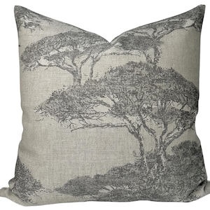 Puede incluir: Cojín decorativo cuadrado con un fondo beige neutro y un diseño detallado de árboles en negro y gris. La almohada tiene una apariencia texturizada y un aspecto suave y acogedor, perfecto para agregar un toque de decoración inspirada en la naturaleza a cualquier espacio habitable.