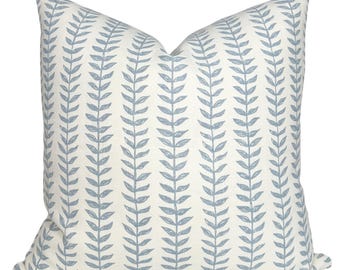 Weide Blumen Kissenbezug in Himmelblau, Designer Dekokissen, Leinen Kissen + Dekor