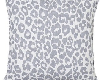 Ikoniskt leopardörnfodral i himmelsblått, dekorativa designkuddar i linne, Schumacher Textiles