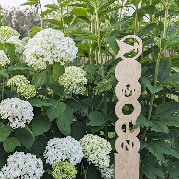 Gartenstele Nordpfeil Gartenkunst aus Holz mit MOIN Text