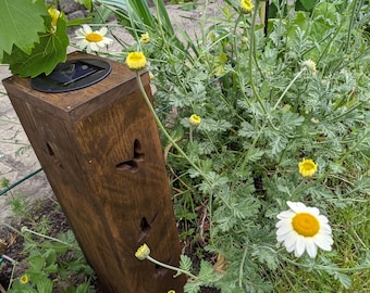 Gartenleuchte solar aus Holz, Wegleuchte / Holzleuchte / Solarlampe LED mit Schmetterlinge Katze Motiv