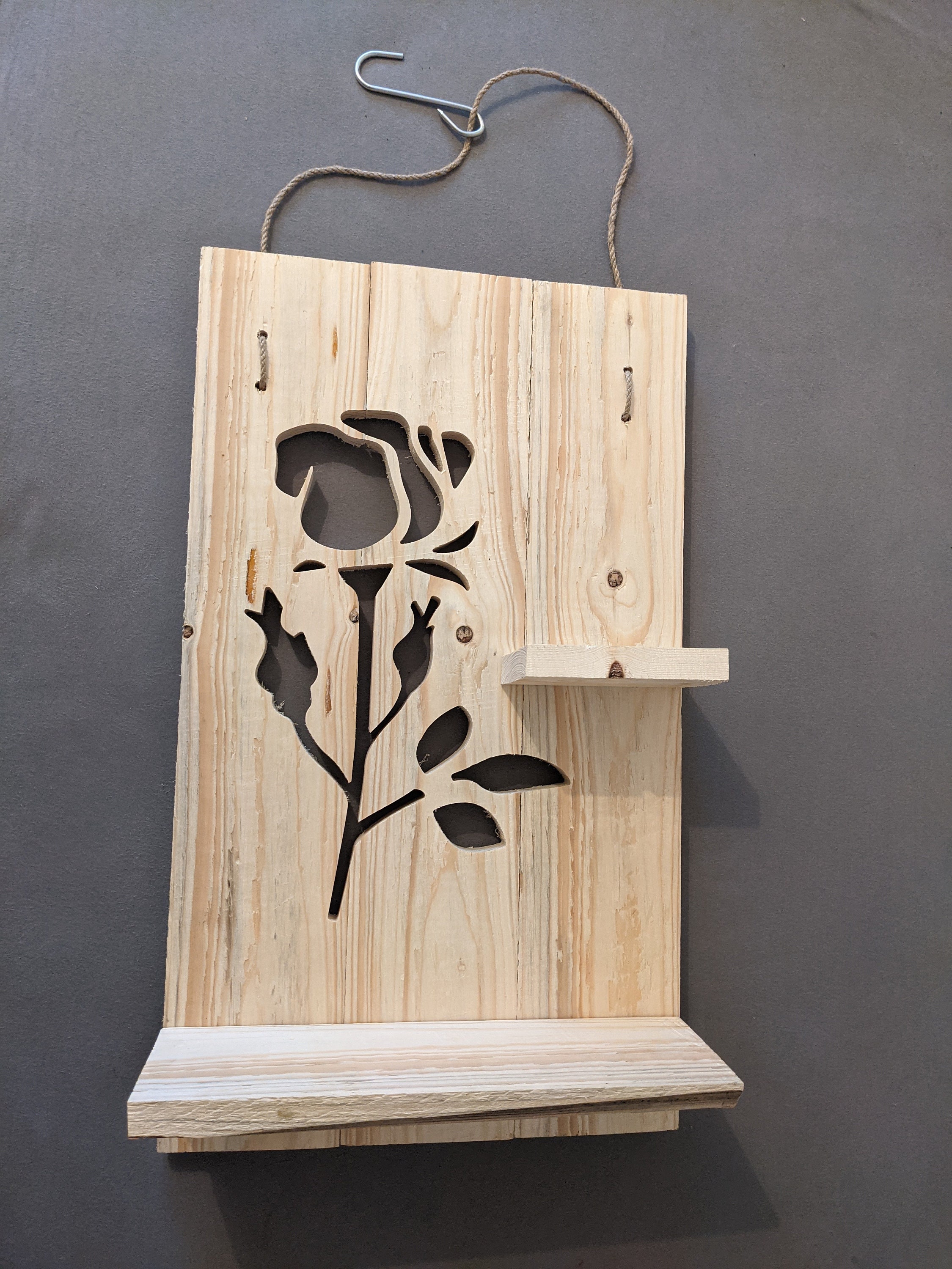 Gartenregal aus Holz mit Haken, Wandregal mit ROSE Motiv, rustikale