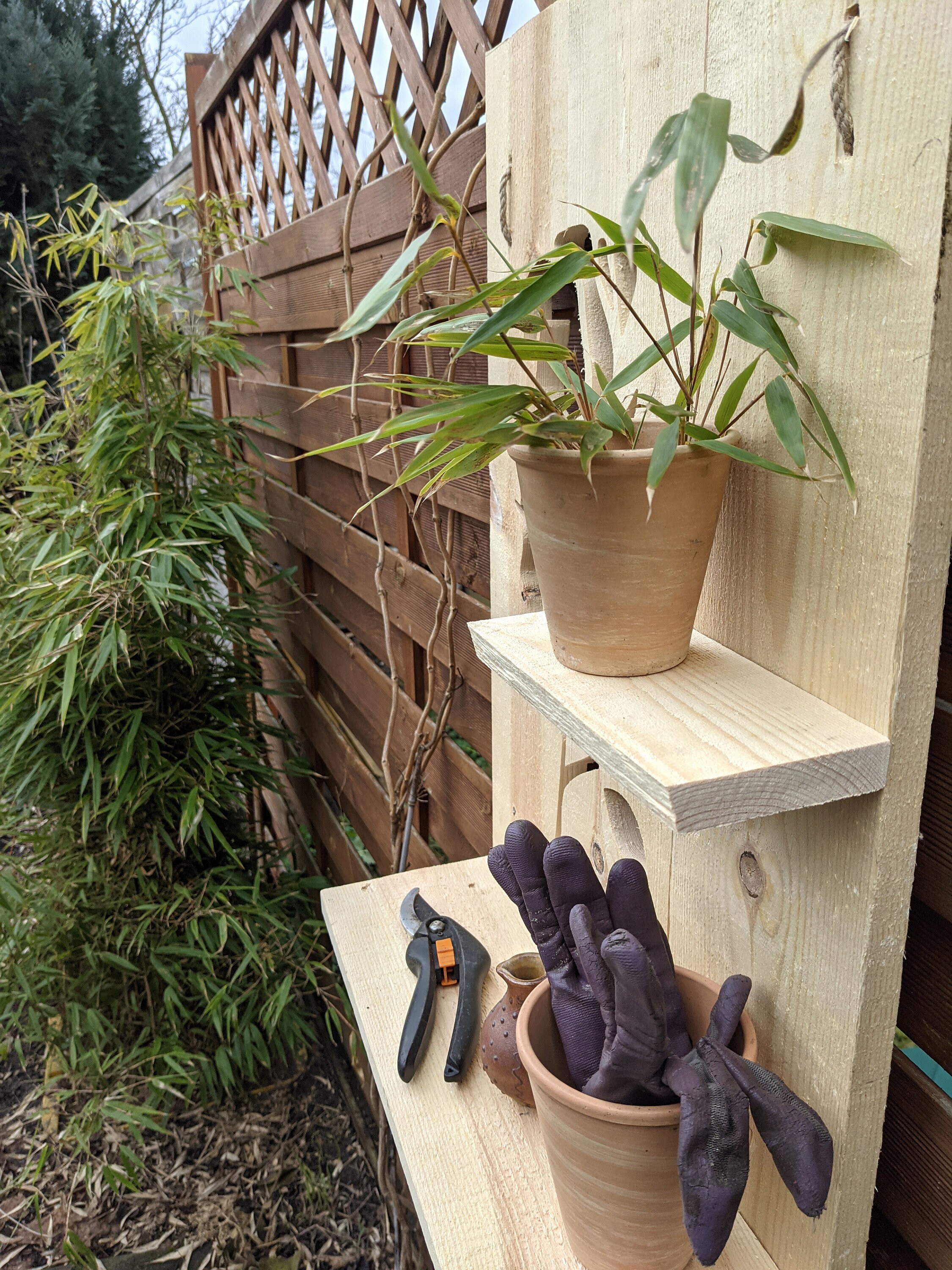 Gartenregal aus Holz mit Haken, Wandregal mit ROSE Motiv, rustikale