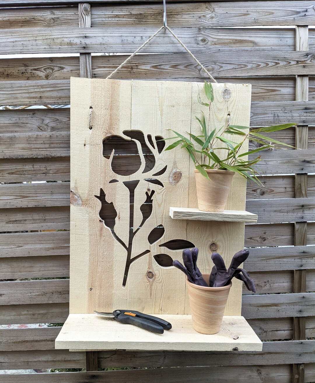 Gartenregal aus Holz mit Haken, Wandregal mit ROSE Motiv, rustikale