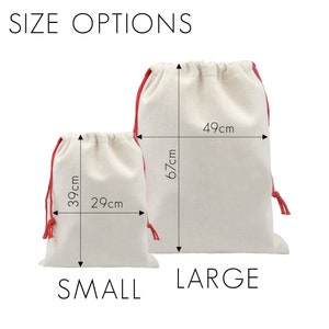 Pu&ograve; includere: Due sacchetti di cotone bianco con coulisse rossa. Il sacchetto pi&ugrave; piccolo misura 29 cm di larghezza e 39 cm di altezza. Il sacchetto pi&ugrave; grande misura 49 cm di larghezza e 67 cm di altezza. I sacchetti sono etichettati "PICCOLO" e "GRANDE".