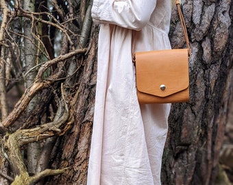 Women LEATHER CROSSBODY FLAP Bag, Square Classic Bag, Thick Italian Leather Bag, Tan Colour, 'Naturale Rustico' 19x19x5cm Side Belt Grip