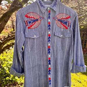 Camicia unica nel suo genere con ricamo a mano di uccelli folk / Cotone riciclato / Taglia M / Capo di tendenza sostenibile