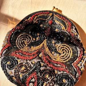 Bolsa clutch vintage em pele de cobra genuína, estilo anos 1960/1970, com corrente dourada.